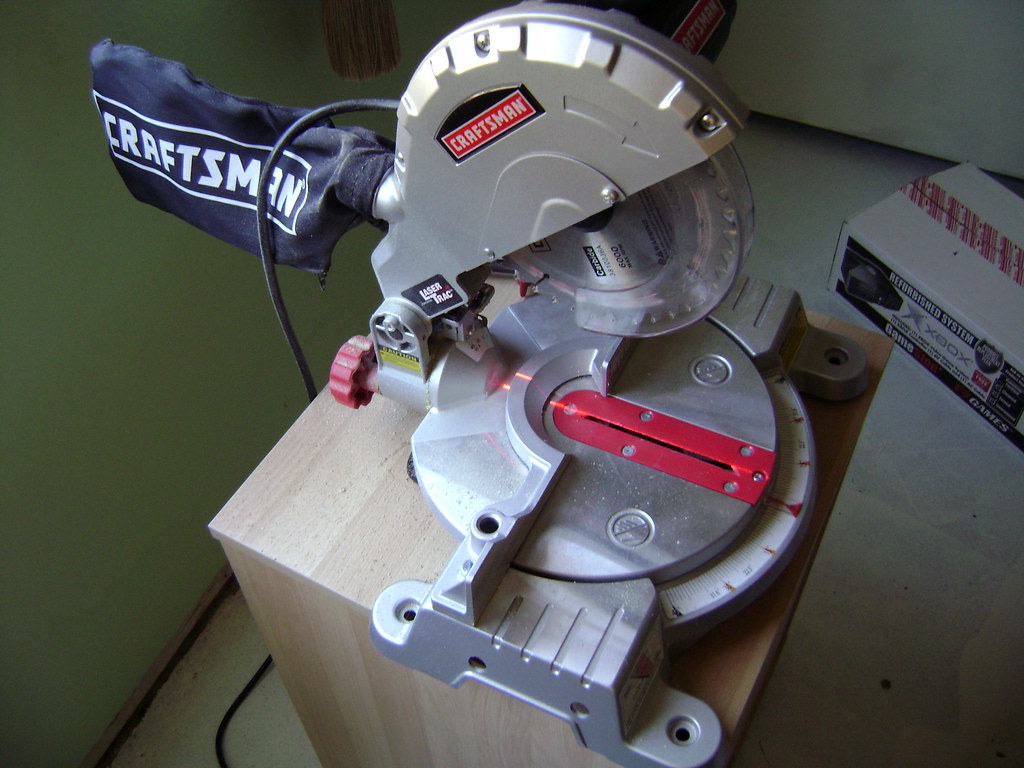 What Is The Difference Between a Chop and Miter Saw? Wiki Machine