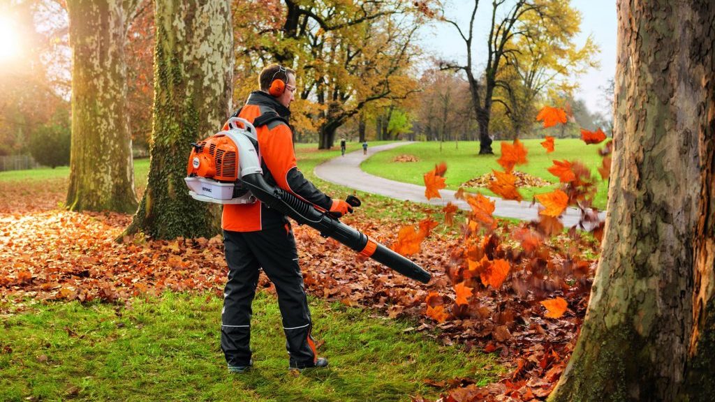 What Brands of Backpack Leaf Blowers Do We Recommend