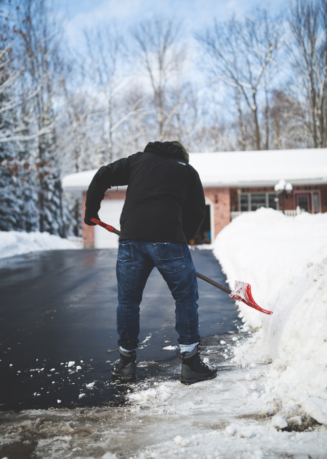 How To Snow Shovel a Driveway Wiki Machine